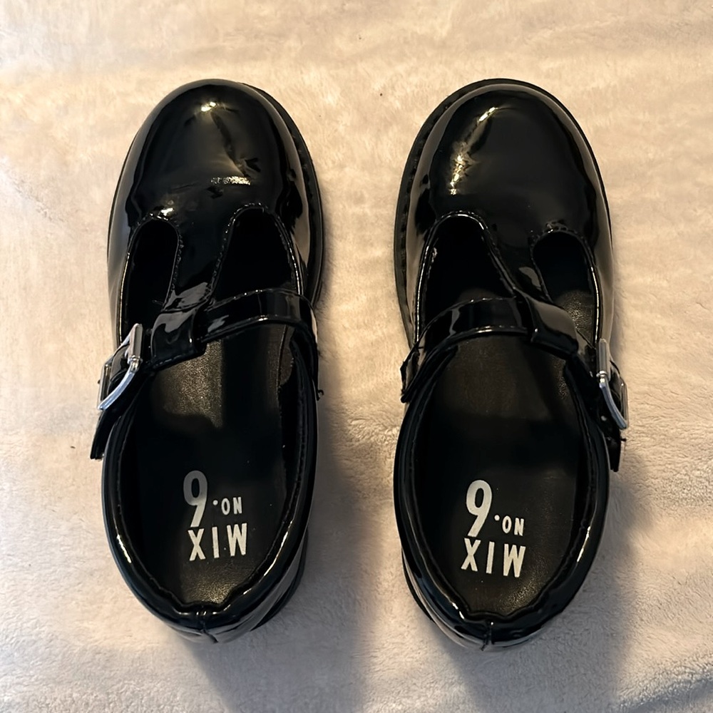 Little Girls size 11 patent leather black shoes